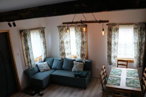雷瓦Domki Bukowy Las的客厅配有沙发和桌子