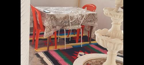 苏塞Dar souade chatt mariem的桌椅和桌子上的桌布
