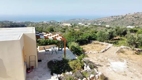 SomatásDamianakis Village Rethymno的享有带凉亭的房子的景色