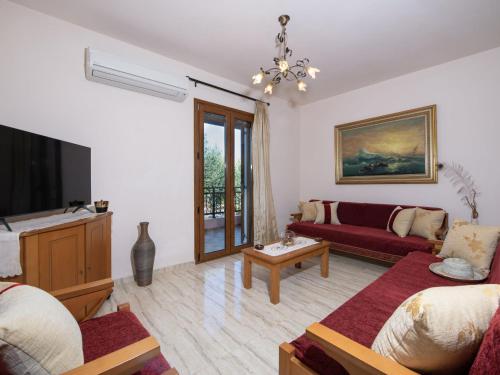 PangalochoriModern Holiday Home in Sfakaki的客厅配有沙发和桌子