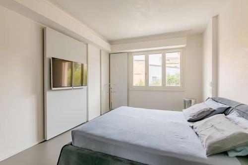 佩萨罗luxury apartment的白色的卧室设有床和窗户