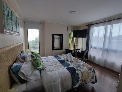 维纳德马Hotel 251的一间卧室设有一张大床和一个窗户。