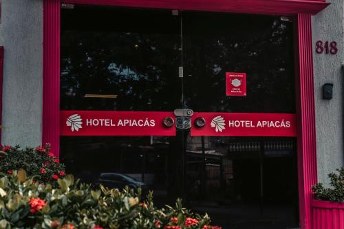 里贝朗普雷托Hotel Apiacas的建筑物前方的红色标志