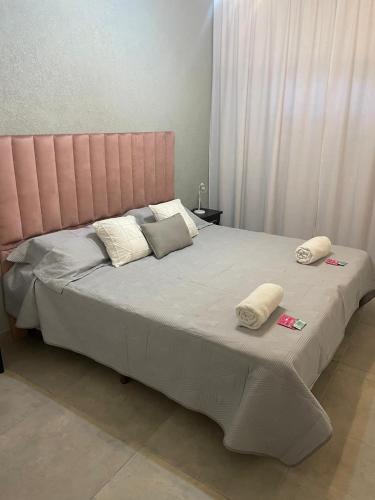 蒙特埃莫索HOTEL SOLEADO MH的一张大床,上面有两个枕头