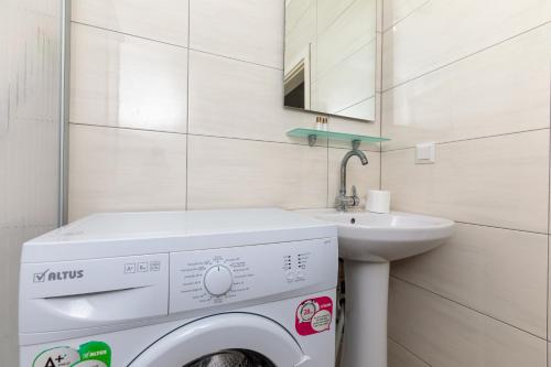 费特希耶费特希耶拉尔公寓酒店的一间带洗衣机和水槽的浴室