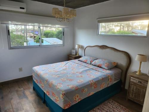 德尔迪阿布罗角MarEz的一间卧室设有一张床和两个窗户。