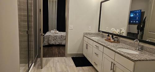 亚特兰大Luxury 2br Apartment (Buckhead)的一间带两个水槽和玻璃淋浴间的浴室
