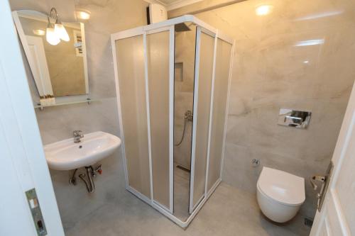 费特希耶费特希耶拉尔公寓酒店的带淋浴、卫生间和盥洗盆的浴室