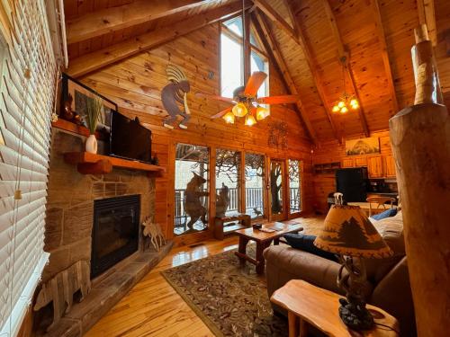 鸽子谷Smoky Paws - 5-star Cabin, Stunning Mountain Views, New Hot Tub, Tranquil, Gigabit Internet, Free L2 EV的小木屋内带壁炉的客厅