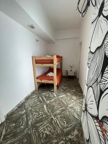内科切阿Hotel Parque的一间卧室配有一张带壁画的双层床