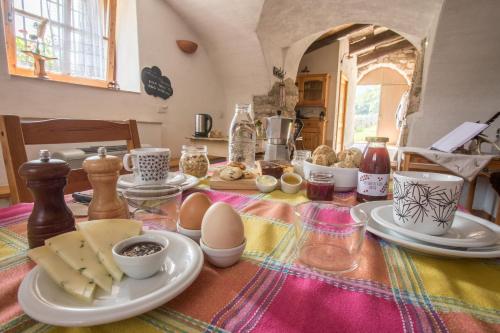 阿拉Agriturismo Malga Riondera的一张桌子,上面放着食物和鸡蛋