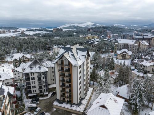 兹拉蒂博尔Mans lux 8 Apartman的天空中城市的天空,有雪覆盖的建筑