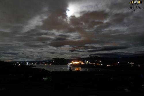 SantuarioSkyline Glamping的月光照亮的夜晚水体