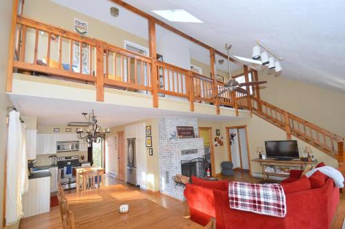 Morton GroveThe Fern - Woodland Escape的一间带红色沙发的客厅和楼梯