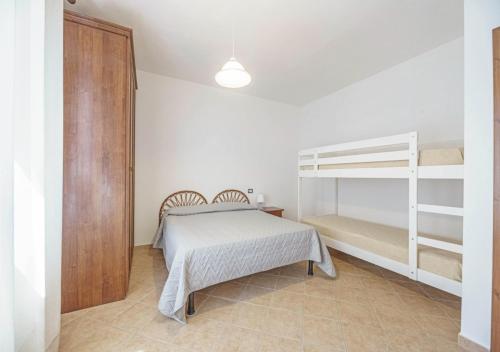 MarmiLa Vecchia Quercia的一间卧室配有一张床和一张双层床。