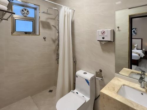 塞拉莱Daar AL Maqam Suites Apartments Salalah的浴室配有卫生间、盥洗盆和淋浴。