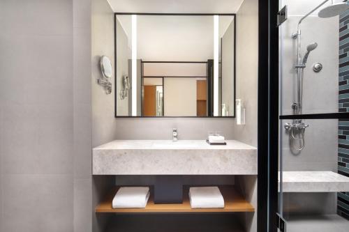 诸暨诸暨万枫酒店的一间带水槽和镜子的浴室