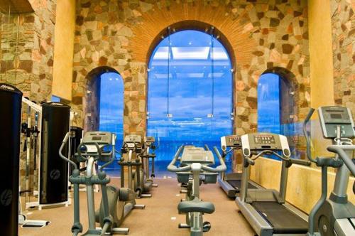 佩尼亚斯科港Sonoran Sky Resort Vista a Playa Azul的健身房设有数台跑步机和大窗户