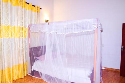希克杜沃hikka T&O nature villa的配有窗帘和桌子的房间