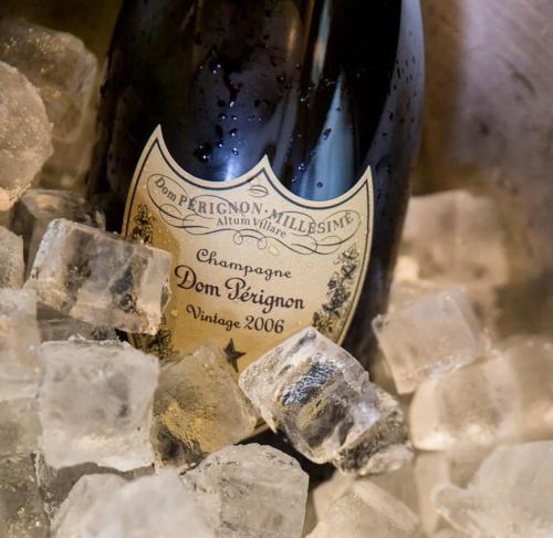 法萨诺GianLuis Luxury Suites的冰块旁一瓶葡萄酒