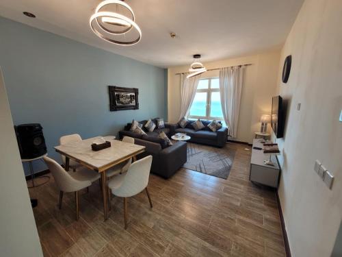 阿卜杜勒国王经济城Royal Beach Apartment的客厅配有沙发和桌子