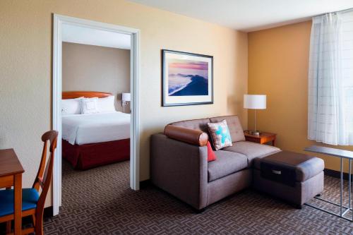 米尔皮塔斯米尔皮塔斯硅谷皇冠广场套房酒店的酒店客房配有床、沙发和椅子