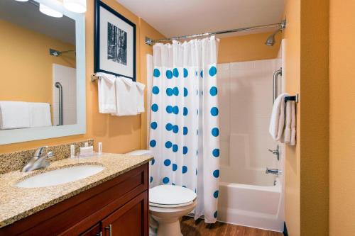 米尔皮塔斯米尔皮塔斯硅谷皇冠广场套房酒店的一间带水槽、卫生间和淋浴的浴室