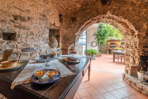Rocca CilentoAntico Convento - Ospitalità Diffusa的石头厨房,上面有碗饭的柜台