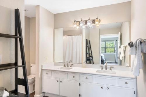 布兰森Beautiful 2 Bedroom 2 Bathroom Pointe Royale Branson MO的一间带水槽和大镜子的浴室