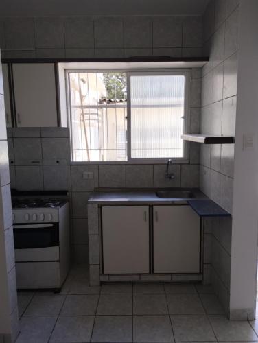 累西腓Espaço do Bem Recife的一个带水槽和窗户的小厨房