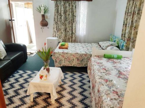 南迪Central Nadi - Lodge 2的小房间设有两张床和一张桌子