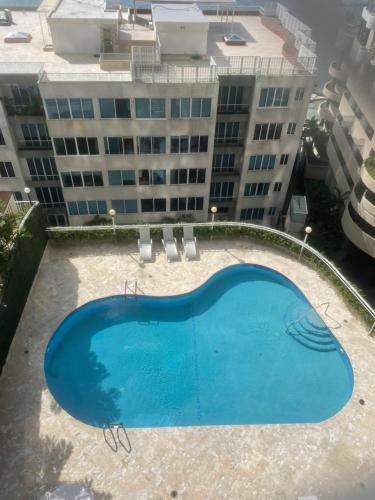 巴拿马城Habitación Frente a la Bahia con baño privado的一座大楼前空的游泳池