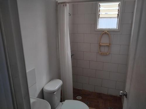 埃尔塔波Costa Margarita的一间带白色卫生间的浴室和窗户。