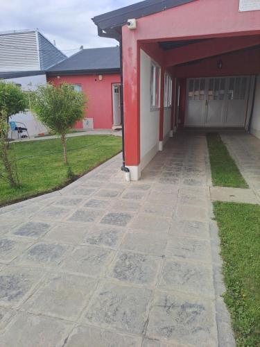 里奥加耶戈斯Vientos del Sur的通往大楼的砖砌走道