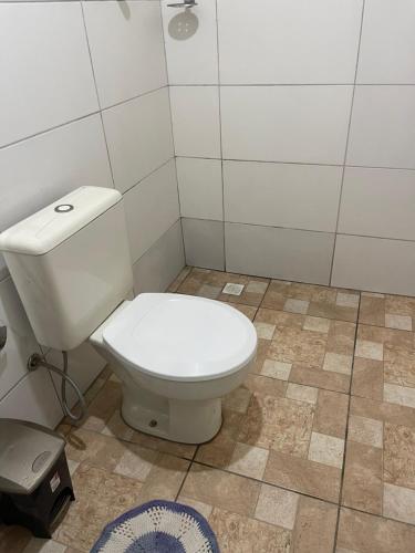 伊塔佩马KITNET cosntruçao quase já finalizada的一间位于客房内的白色卫生间的浴室