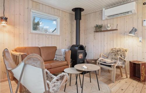 Neder LysabildAmazing Home In Sydals With Wifi的带沙发和燃木炉的客厅