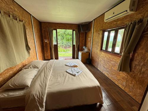 拜县拜县马里度假村的一间设有床铺的卧室,位于带窗户的房间内