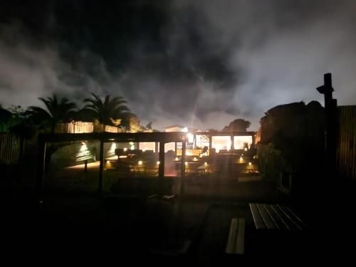 孔斯蒂图西翁Hotel Casa Puccllana的享有带灯的建筑的夜景