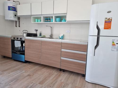 拉斯格路塔斯Casa Silva的厨房配有白色冰箱和木制橱柜。