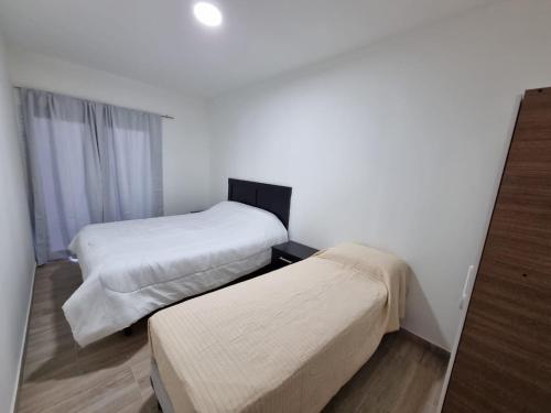 拉斯格路塔斯Casa Silva的白色墙壁客房的两张床