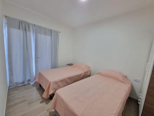 拉斯格路塔斯Casa Silva的客房设有两张床和窗户。