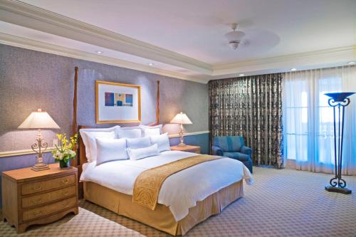 拉斯维加斯拉斯维加斯JW万豪水疗度假酒店的一间卧室配有一张大床和一张蓝色椅子