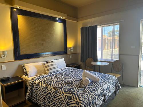 卡尔古利塔楼酒店的一间卧室配有一张位于楼上的大屏幕床