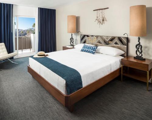 棕榈泉V Palm Springs的一间卧室设有一张大床和一个窗户。