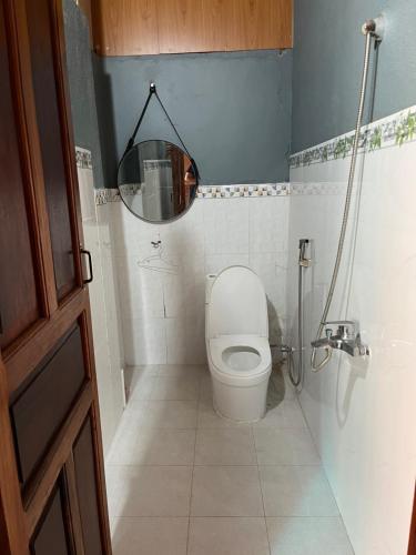 Buôn ÐũngNhà Sàn Bên Suối的一间带卫生间和镜子的小浴室