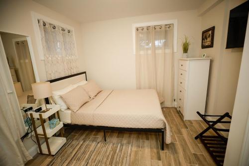 华盛顿Amma's Place的一间小卧室,配有一张床和一个梳妆台