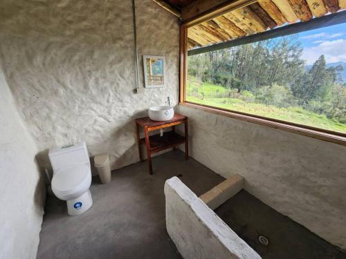 昆卡Hermosa y Nueva Cabaña de campo - La Candelaria Farm House的一间带卫生间和窗户的小浴室