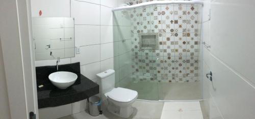 德尔米鲁戈韦亚Premium Hotel的一间带卫生间和淋浴的小浴室