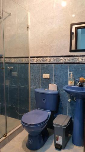 里奥阿查Kiosco Azul - Apartamento amoblado cerca al mar的浴室设有蓝色的卫生间和水槽。
