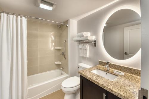 萨德伯里萨德伯里万豪广场套房酒店的一间带水槽、卫生间和镜子的浴室